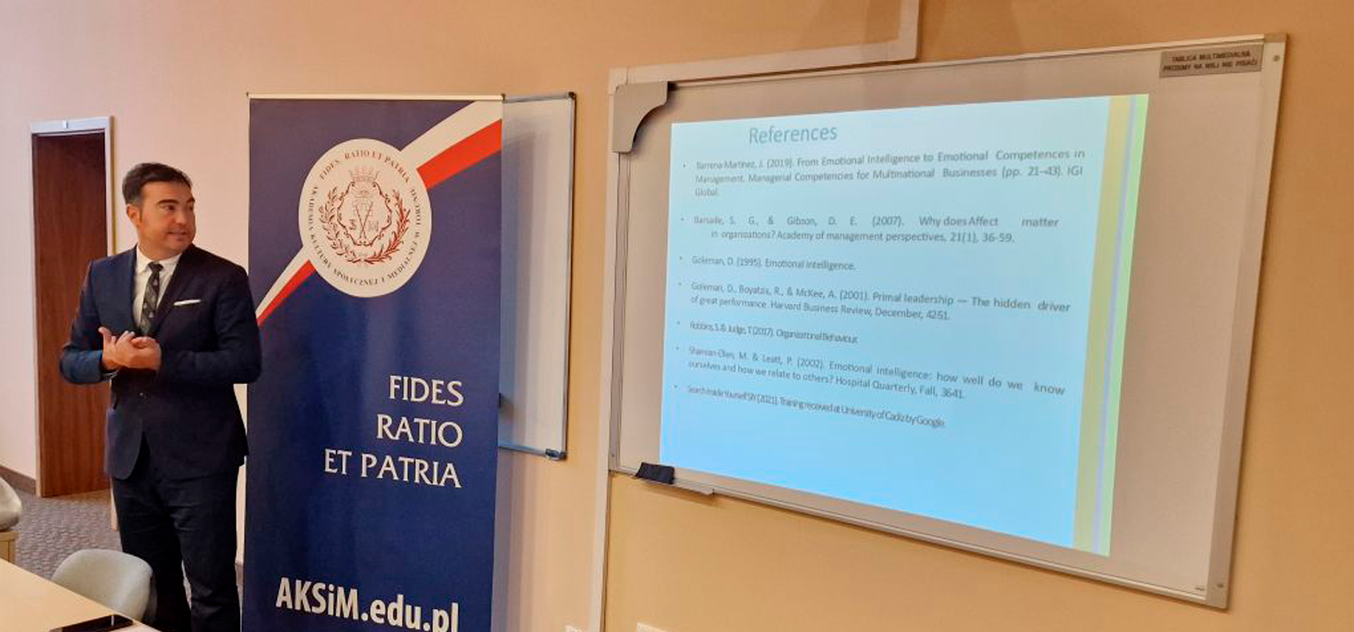 PDI de la UCA imparte conferencias en la Akademia Kultury Społecznej i Medialnej en Toruń, Polonia