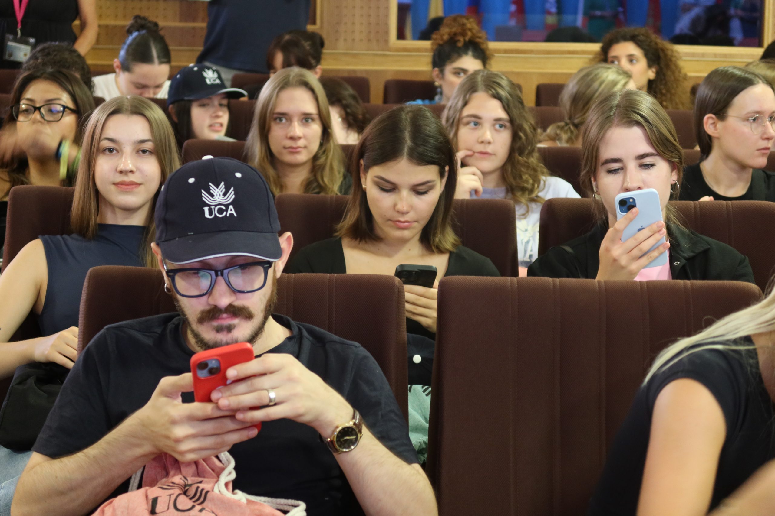 La Universidad de Cádiz ha lanzado una nueva convocatoria de ayudas para la participación en cursos de idiomas extranjeros y lengua de signos