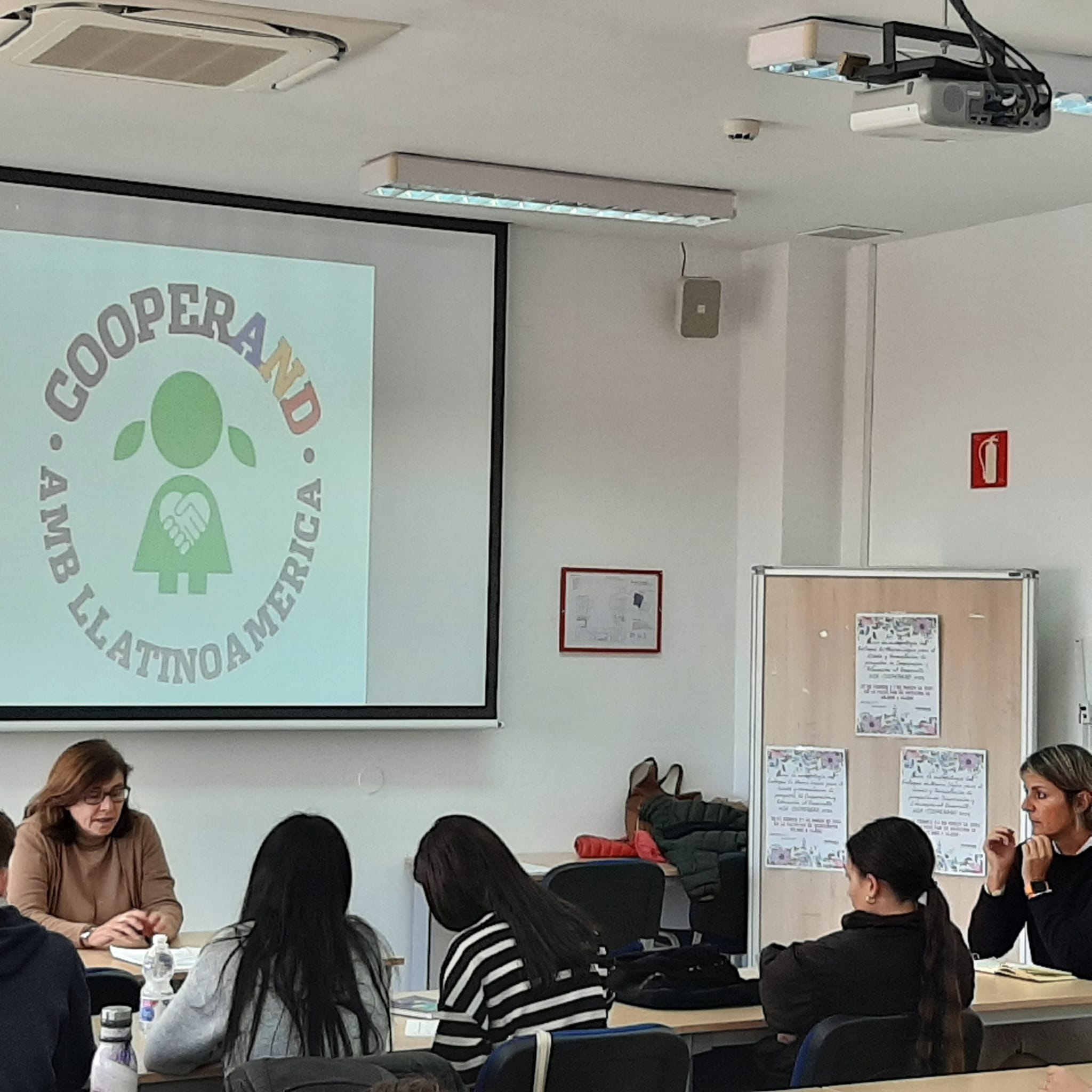 La Universidad de Cádiz junto al Banco Santander lanza una convocatoria de Misiones de Cooperación Universitaria al Desarrollo para el PTGAS para participar en intervenciones con la ONGD COOPERAND amb Latinoamèrica en Bolivia y la Asociación Paz y Bien en Guatemala