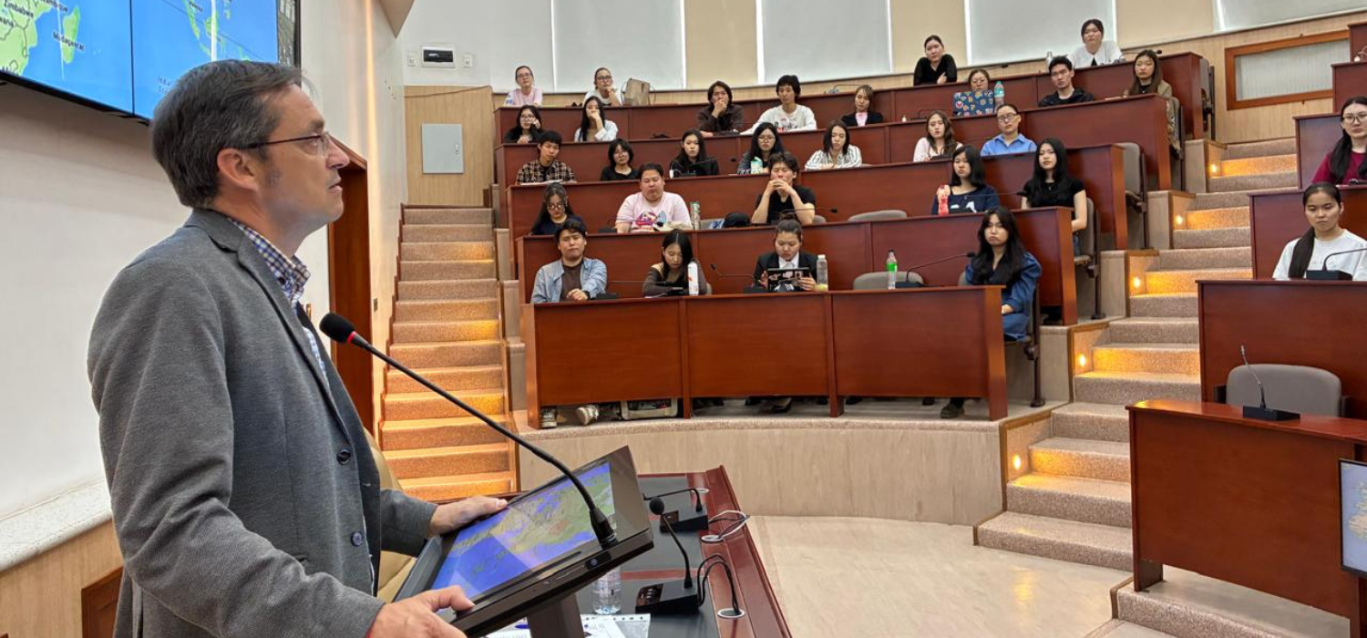 El catedrático UCA Miguel Ángel Acosta Sánchez imparte una conferencia histórica en la Universidad Nacional de Mongolia